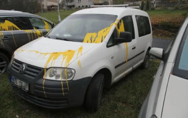 Vandal polil dvě auta jednoho majitele z Hranicka žlutou barvou a propíchal gumy. Škodu je 120 tisíc