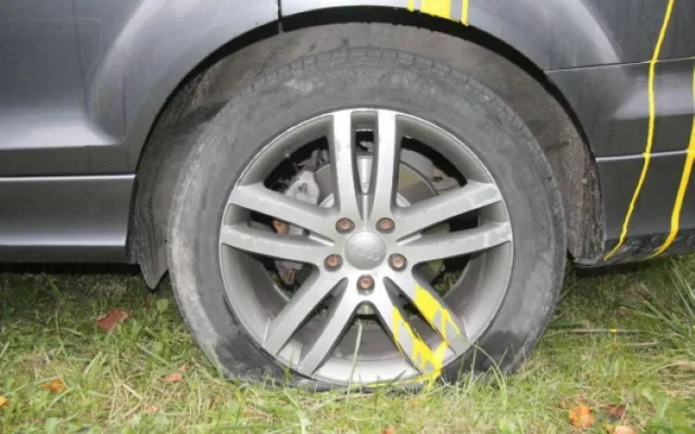 Vandal polil dvě auta jednoho majitele z Hranicka žlutou barvou a propíchal gumy. Škodu je 120 tisíc
