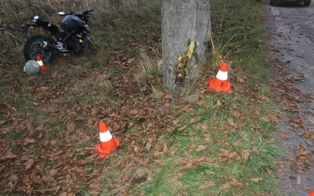 Na Litovelsko startoval záchranářský vrtulník, dívka na motorce narazila do stromu