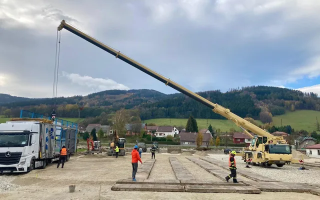 VIDEO: Novou školu přiveze 25 kamionů. V České Vsi roste po povodních provizorní budova z kontejnerů