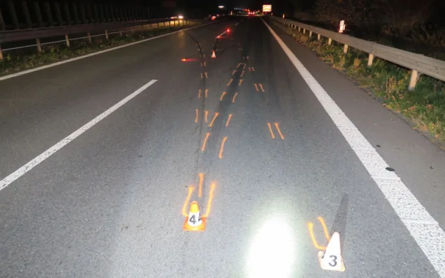 Žena se dvěma promile nabourala na dálnici D35 další vůz a ujela. Policie ji našla až v Mohelnici