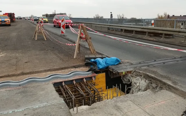 Opravy mostu v Zábřehu na hlavní trase na Jeseníky se minimálně o měsíc protáhnou
