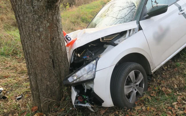 Řidička na Šumpersku sjela do travnatého svahu. Nabourala do zábradlí, sloupku a stromu