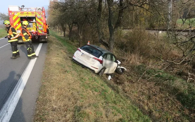 Řidička na Šumpersku sjela do travnatého svahu. Nabourala do zábradlí, sloupku a stromu