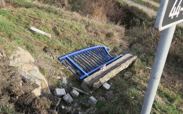 Řidička na Šumpersku sjela do travnatého svahu. Nabourala do zábradlí, sloupku a stromu