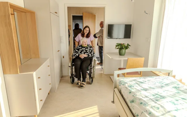 VIDEO: Šternberk otevřel unikátní domov seniorů. Zájem o prohlídku moderní stavby byl mimořádný