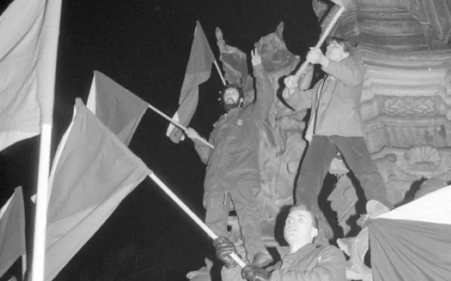Sametová revoluce v Olomouci. Červený kostel hostí výstavu fotografa Jiřího Fraita