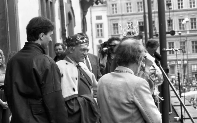 Sametová revoluce v Olomouci. Červený kostel hostí výstavu fotografa Jiřího Fraita