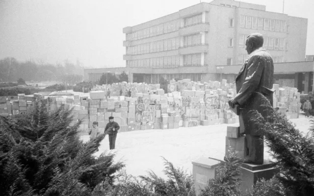 Sametová revoluce v Olomouci. Červený kostel hostí výstavu fotografa Jiřího Fraita