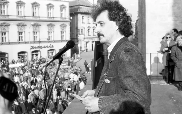 Sametová revoluce v Olomouci. Červený kostel hostí výstavu fotografa Jiřího Fraita