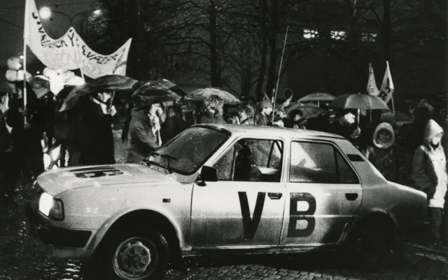 FOTO A VIDEO: Pětatřicet let od klíčového momentu. Jak probíhala Sametová revoluce v Olomouci?