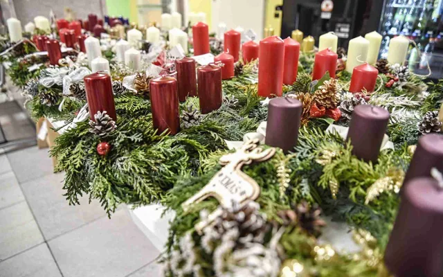 Stovky věnců a desetitisíce vánočních hvězd. Dobročinné sbírky pomohou nemocným dětem