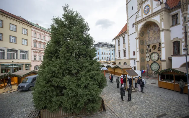 Přípravy na vánoční trhy v Olomouci finišují, rozhled na dřevěné městečko nabídne nová vyhlídka