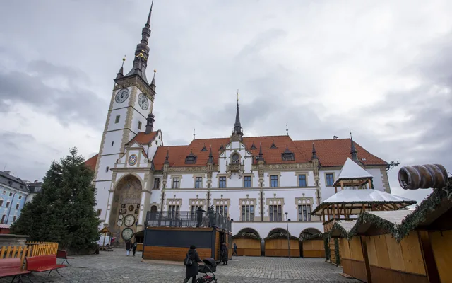 Přípravy na vánoční trhy v Olomouci finišují, rozhled na dřevěné městečko nabídne nová vyhlídka