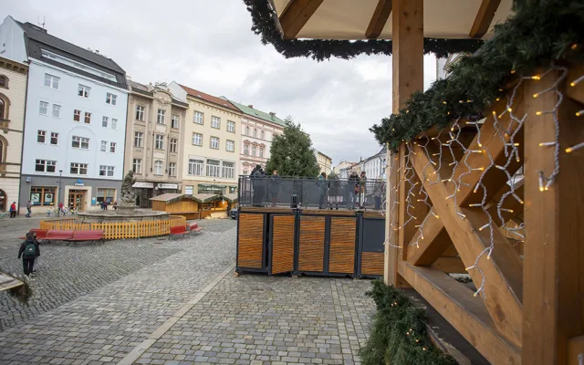 Přípravy na vánoční trhy v Olomouci finišují, rozhled na dřevěné městečko nabídne nová vyhlídka