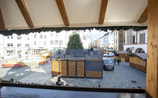 Přípravy na vánoční trhy v Olomouci finišují, rozhled na dřevěné městečko nabídne nová vyhlídka