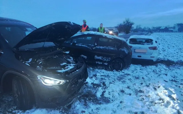 Sníh zkomplikoval dopravu na Šternbersku, u Horní Loděnice stojí kolona aut