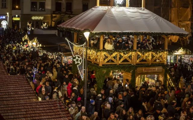VIDEO: Světelná show zahájila olomoucké Vánoce. Na Hané září sekvojovec jménem Floriánek