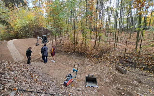 Cyklotrasy, studánka, tůně i nová výsadba. Šumperský příměstský les prošel řadou úprav