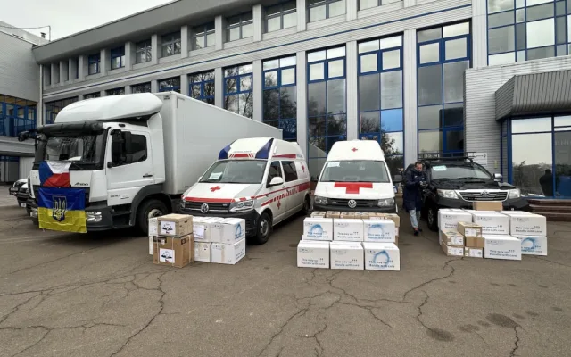 Dobrovolníci přivezli z Prahy na Ukrajinu pomoc za třináct milionů. Vybavenou polní nemocnici i hračky pro děti
