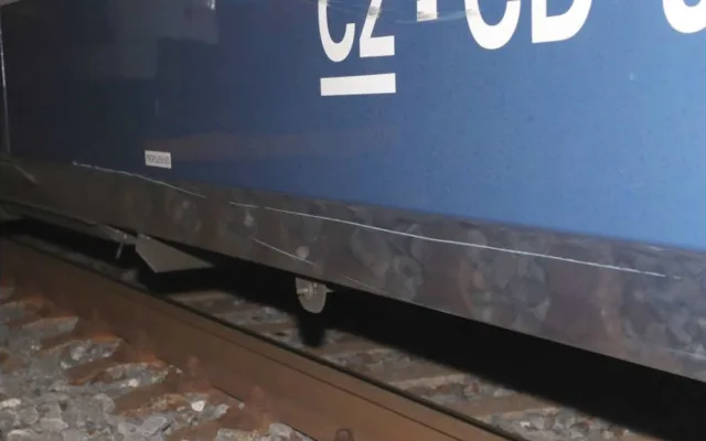 Vlak s dvaceti cestujícími narazil v Nových Sadech do vozíků a kola. Kdo je na koleje dal, vyšetřuje policie