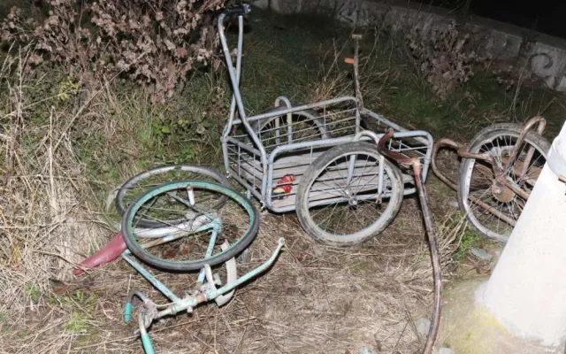 Vlak s dvaceti cestujícími narazil v Nových Sadech do vozíků a kola. Kdo je na koleje dal, vyšetřuje policie