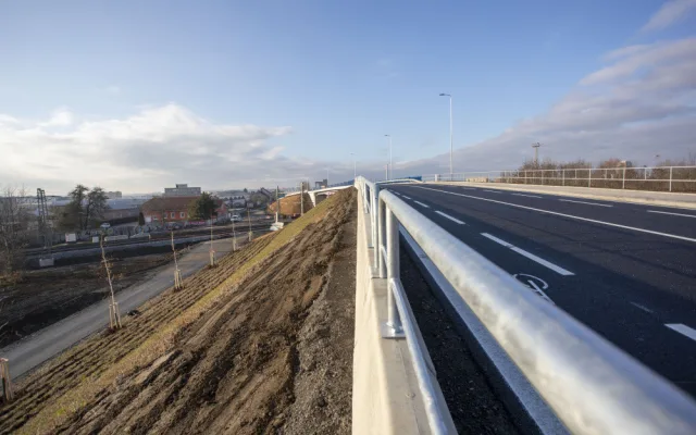 Bez front bezpečně přes koridor. Nadjezd nad rušnou železnicí v Olomouci začne řidičům sloužit od pátku