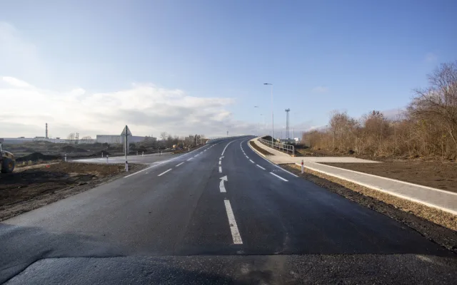Bez front bezpečně přes koridor. Nadjezd nad rušnou železnicí v Olomouci začne řidičům sloužit od pátku