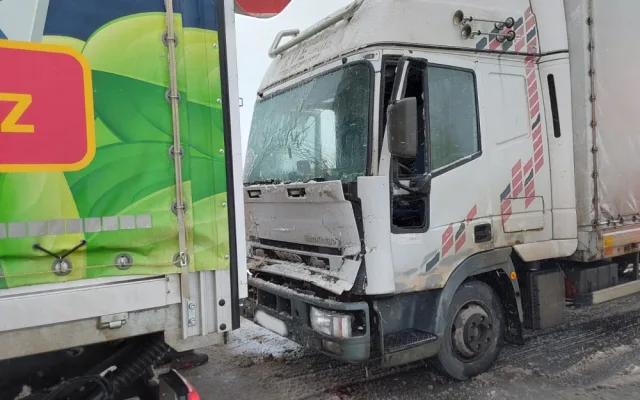 Počasí komplikuje dopravu v Olomouckém kraji. D46 za Olomoucí stála, na dálnici je rozsypané sklo