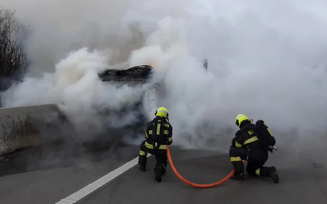 Pozor na D35 u Kozlova. Hasiči zde likvidují požár nákladního vozu, jeden jizdní pruh je neprůjezdný