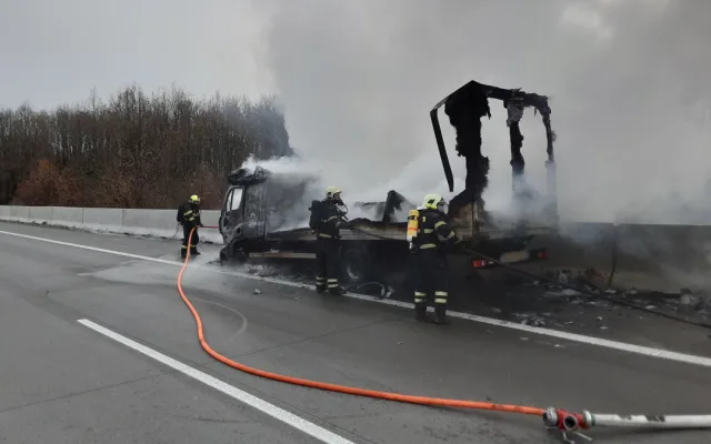 Pozor na D35 u Kozlova. Hasiči zde likvidují požár nákladního vozu, jeden jizdní pruh je neprůjezdný