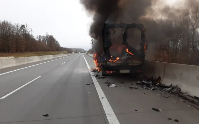 Pozor na D35 u Kozlova. Hasiči zde likvidují požár nákladního vozu, jeden jizdní pruh je neprůjezdný