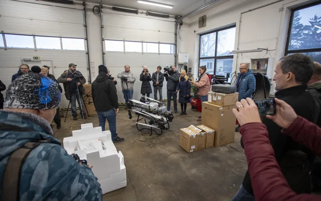 Do bitev s komáry povolali na Litovelsku speciální dron. Postřikem ošetří obrovské plochy