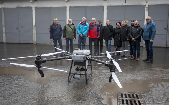 Do bitev s komáry povolali na Litovelsku speciální dron. Postřikem ošetří obrovské plochy