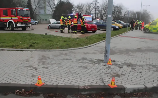 Opilý šofér boural v Prostějově do stožáru i zaparkovaného vozu. Zranil dva spolucestující
