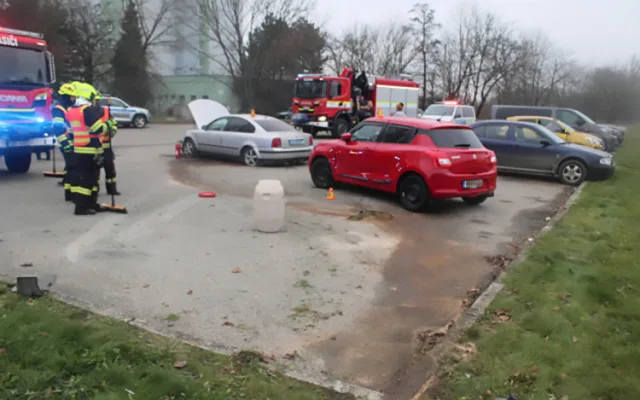 Opilý šofér boural v Prostějově do stožáru i zaparkovaného vozu. Zranil dva spolucestující