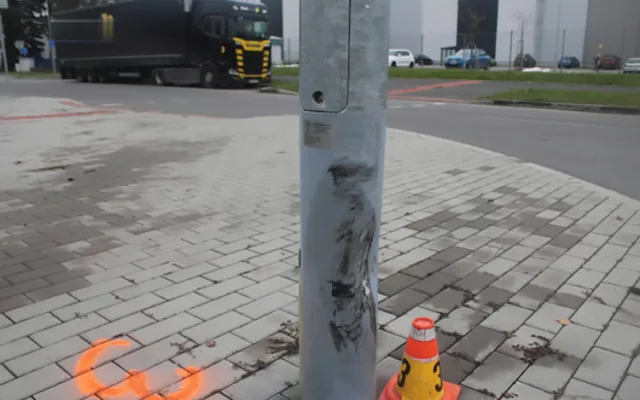 Opilý šofér boural v Prostějově do stožáru i zaparkovaného vozu. Zranil dva spolucestující
