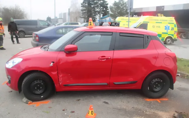 Opilý šofér boural v Prostějově do stožáru i zaparkovaného vozu. Zranil dva spolucestující