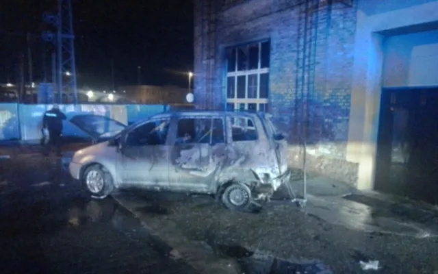 Hasiči likvidovali požár autoservisu v Olomouci. Plameny poškodily pět vozidel, hořely také pneumatiky