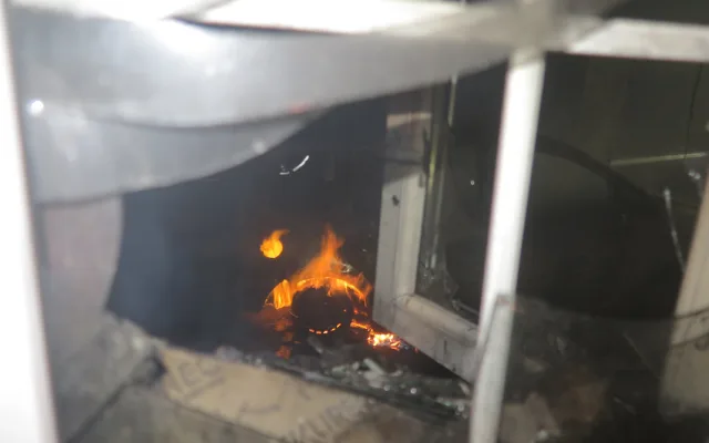 Hasiči likvidovali požár autoservisu v Olomouci. Plameny poškodily pět vozidel, hořely také pneumatiky