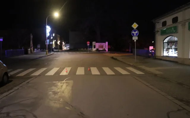 Policie hledá svědky noční nehody v Litovli. Neznámý řidič od poškozeného vozu Audi utekl
