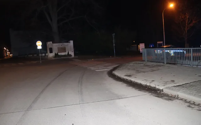 Policie hledá svědky noční nehody v Litovli. Neznámý řidič od poškozeného vozu Audi utekl