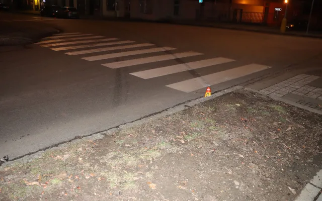 Policie hledá svědky noční nehody v Litovli. Neznámý řidič od poškozeného vozu Audi utekl