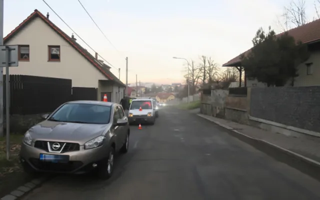 Devatenáctiletý řidič v Hranicích srazil seniora, neviděl ho přes námrazu na čelním skle
