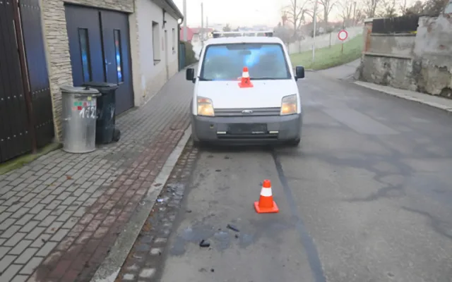 Devatenáctiletý řidič v Hranicích srazil seniora, neviděl ho přes námrazu na čelním skle