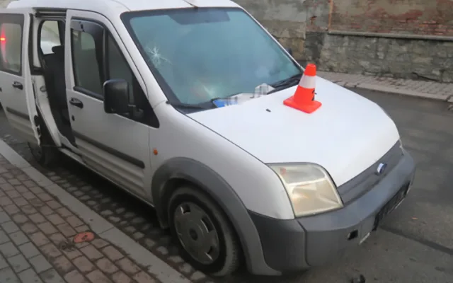Devatenáctiletý řidič v Hranicích srazil seniora, neviděl ho přes námrazu na čelním skle