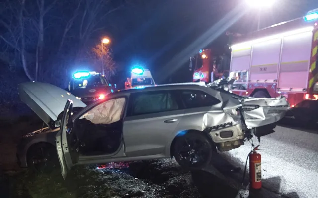 Rychlík se na přejezdu v Prostějově střetl s osobním autem, hasiči evakuovali 12 cestujících
