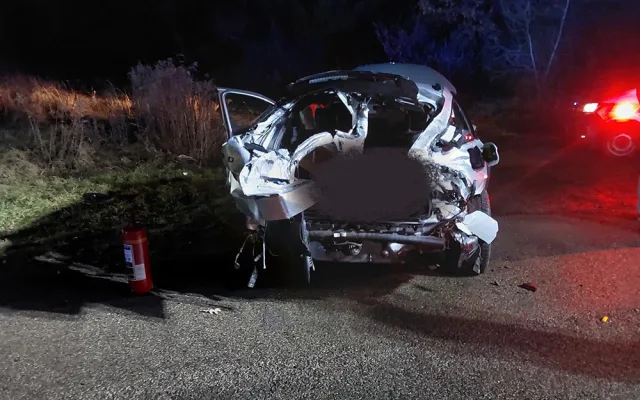 Rychlík se na přejezdu v Prostějově střetl s osobním autem, hasiči evakuovali 12 cestujících