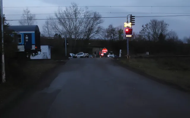 Rychlík se na přejezdu v Prostějově střetl s osobním autem, hasiči evakuovali 12 cestujících