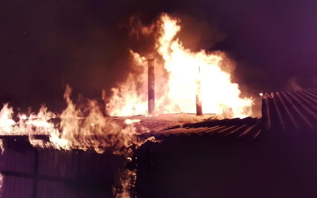 Noční požár poničil dům ve Štěpánově, dva lidé utrpěli zranění